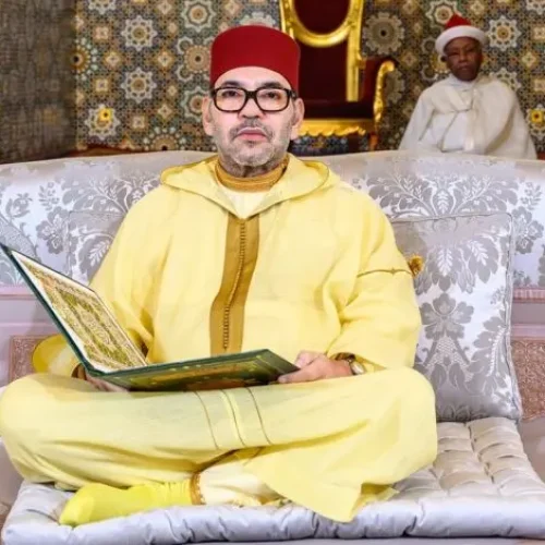 الملك محمد السادس يترأس حفل ليلة القدر جلوساً رغم العملية الجراحية