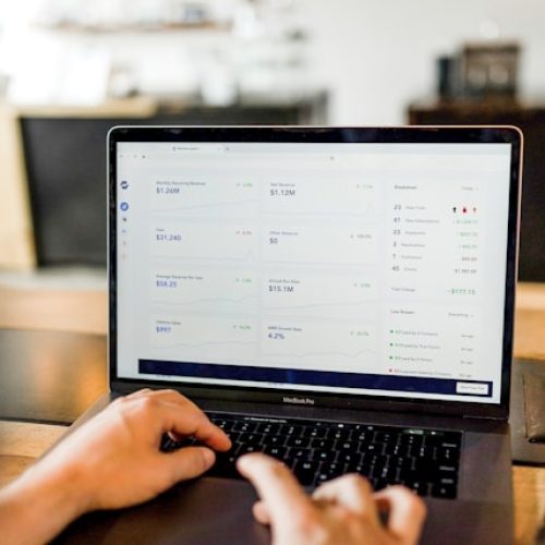 تحويلات مغاربة العالم تستقر، والاستثمارات الأجنبية تشهد نموًا ملحوظًا