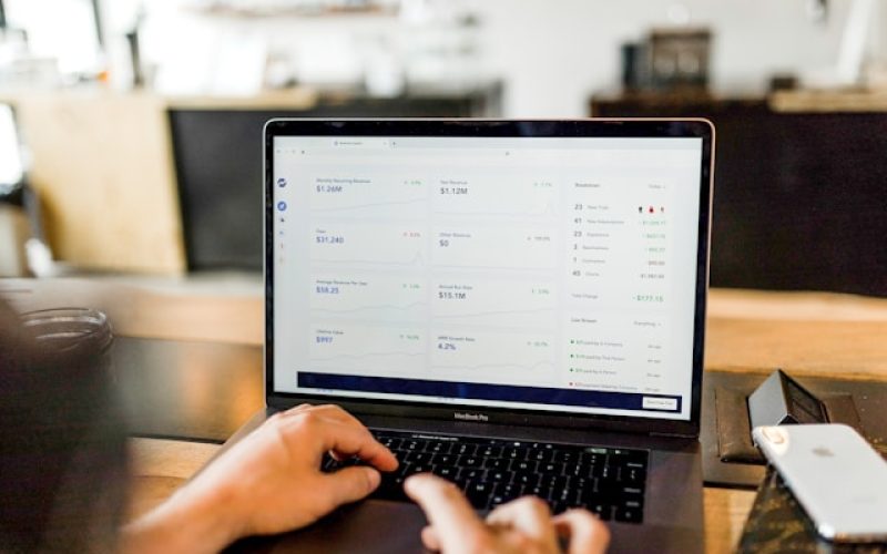 تحويلات مغاربة العالم تستقر، والاستثمارات الأجنبية تشهد نموًا ملحوظًا