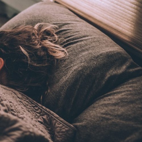 الكلينومانيا: اضطراب النوم الخفي الذي يدفعك إلى البقاء في السرير طويلاً