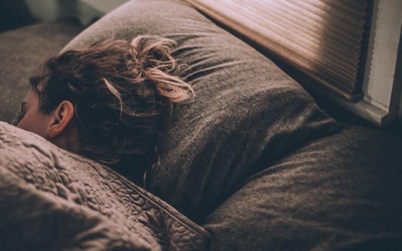الكلينومانيا: اضطراب النوم الخفي الذي يدفعك إلى البقاء في السرير طويلاً