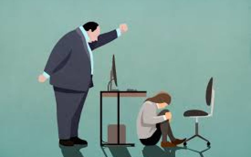 كيف تتعامل مع مدير سام دون أن تفقد عقلك