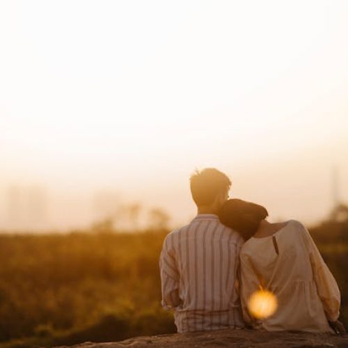 علم النفس يكشف: 7 سلوكيات تجعل زوجك متعلقاً بك للأبد