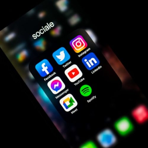  الذكاء الاصطناعي يعيد تشكيل منصات التواصل و19% من المغاربة خارج الشبكة (باروميتر)