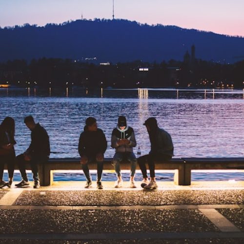  11 أمرًا لا يريد الجيل زد نصيحة بشأنها، بل يريدون فقط أن يُسمع لهم
