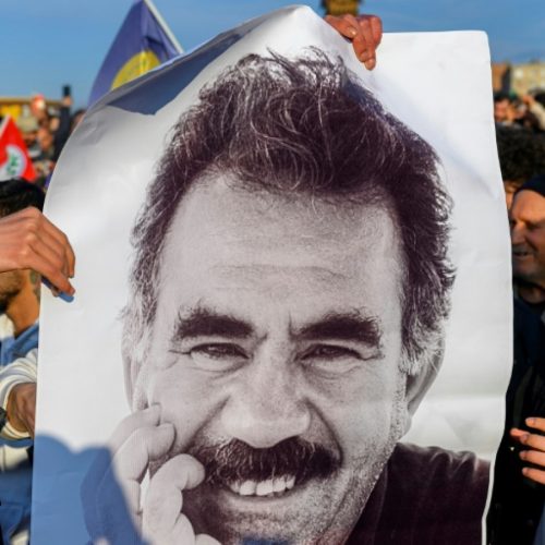 حل حزب العمال الكردستاني.. من يكون عبد الله أوجلان وما قصته ؟