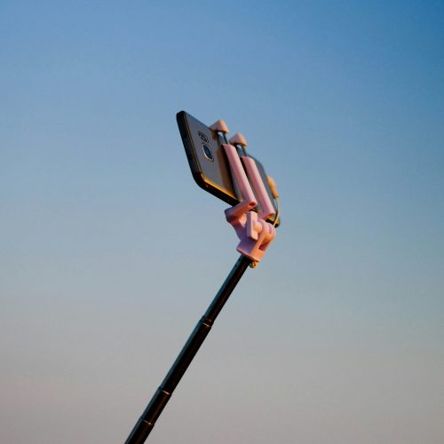 صور سيلفي احترافية: 5 نصائح ذهبية لتحويل صورك العادية إلى تحف فنية