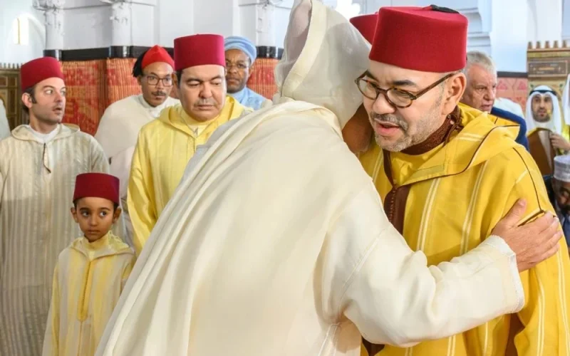 الملك محمد السادس يؤدي صلاة عيد الفطر بالرباط  (فيديو)