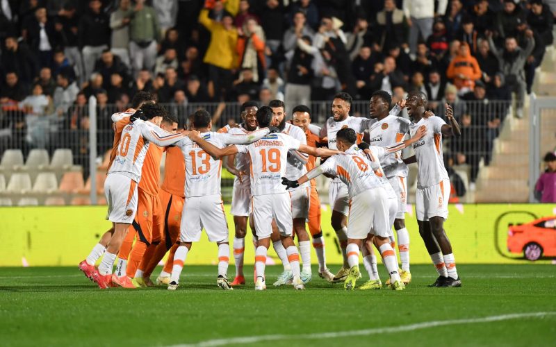 نهضة بركان يتوج بلقب الدوري المغربي لأول مرة في تاريخه